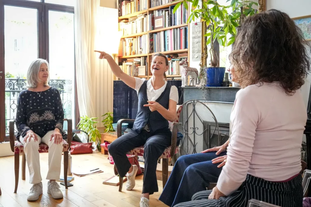 Atelier voix dans le cadre d'un coaching en leadership : photo d'un groupe de personnes en cercle avec une chanteuse lyrique