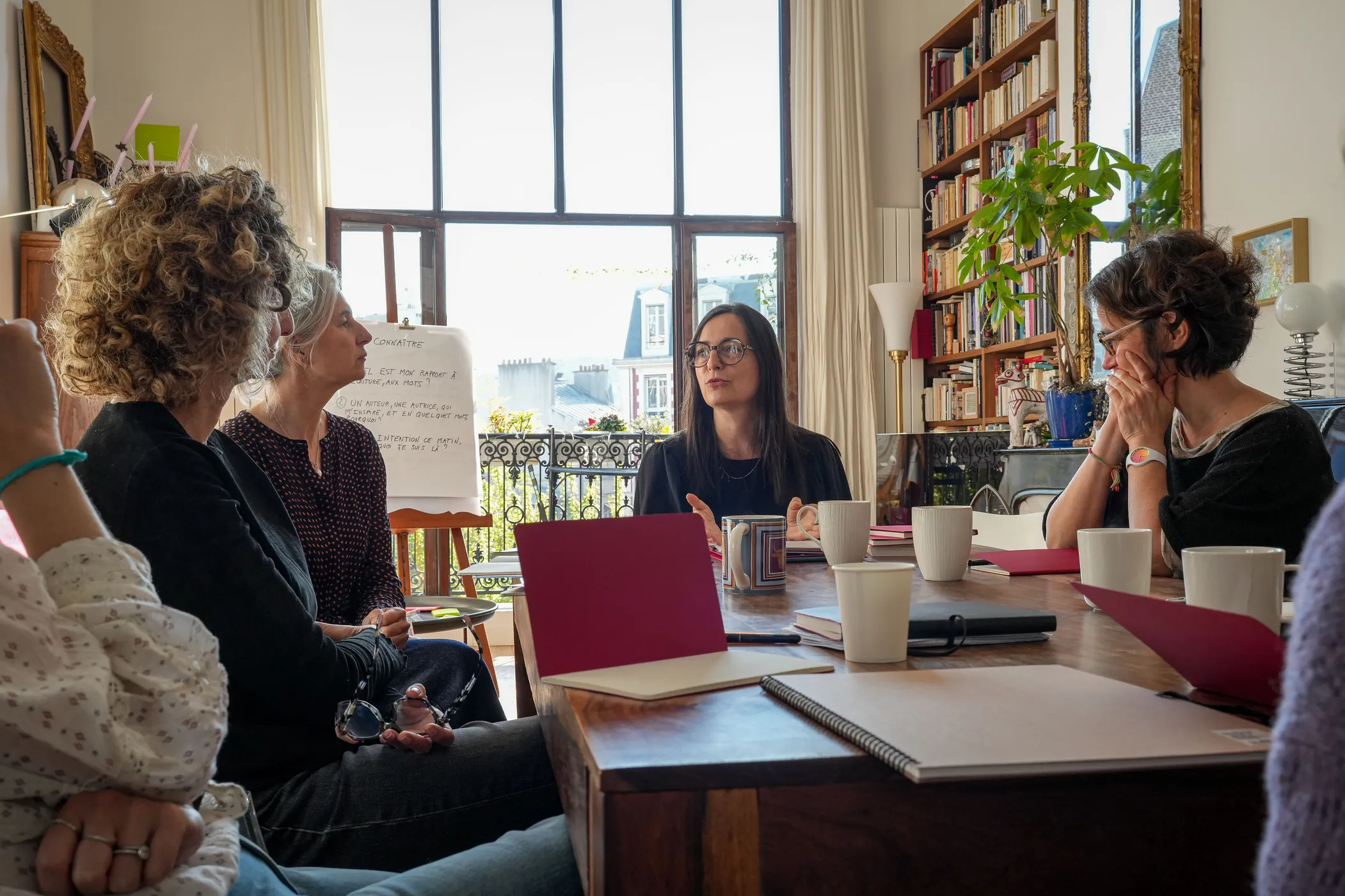 coaching en leadership : photo d'un groupe participant à un atelier d'écriture
