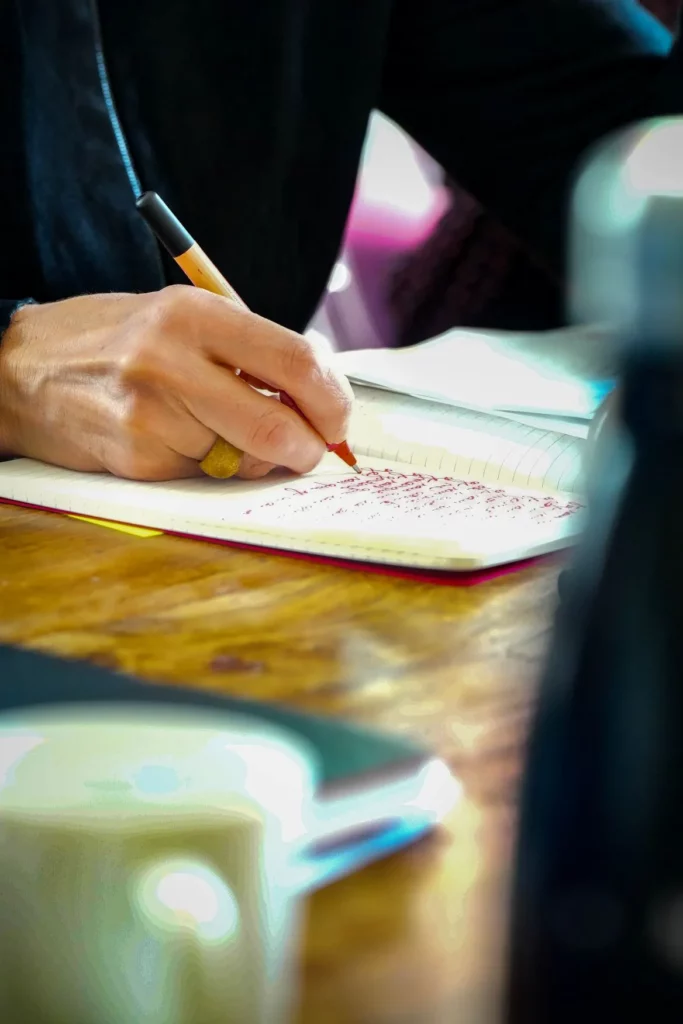 Photo d'un atelier d'écriture dans un coaching de reconversion professionnelle 
