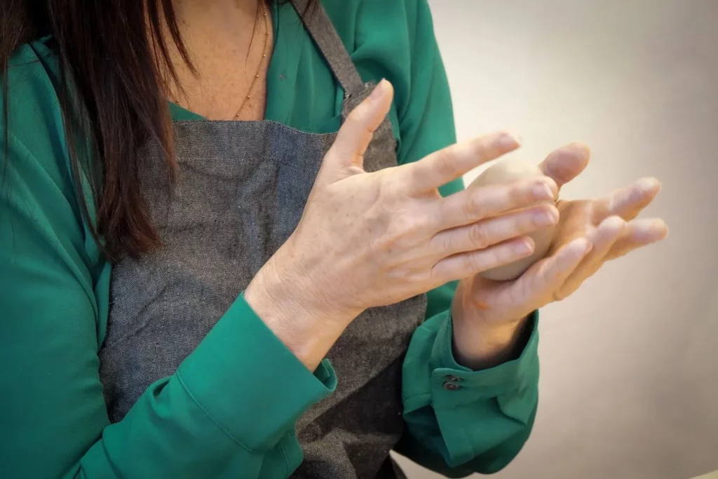coaching en reconversion professionnelle : photo d'une personne modelant de l'argile, métaphore du modelage de sa vie