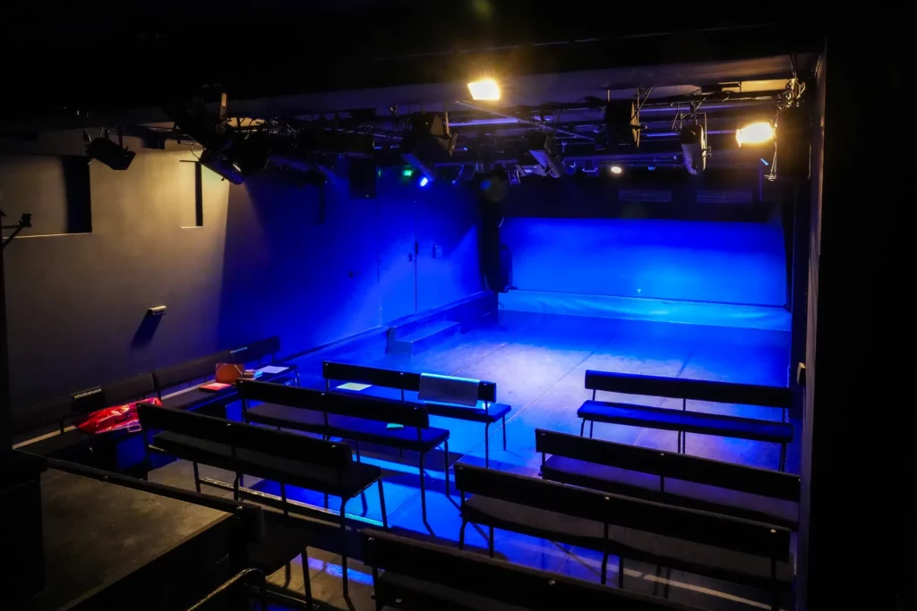 Salle de théâtre vide prête à accueillir l'atelier "seules en scène" pour le coaching en estime de soi à Paris