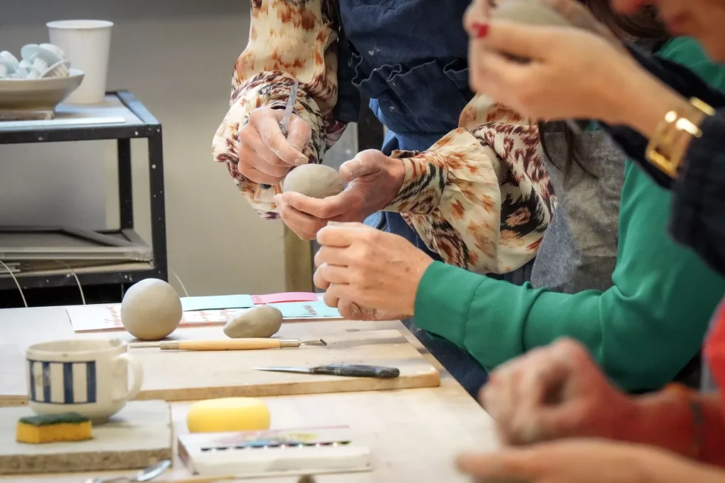 Atelier de sculpture dans le cadre d'un coaching en reconversion professionnelle - Photo des mains de la personne coachée et de sa coach
