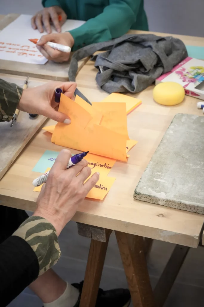 Atelier d'écriture : photo d'une personne qui traduit en mots son projet de reconversion professionnelle
