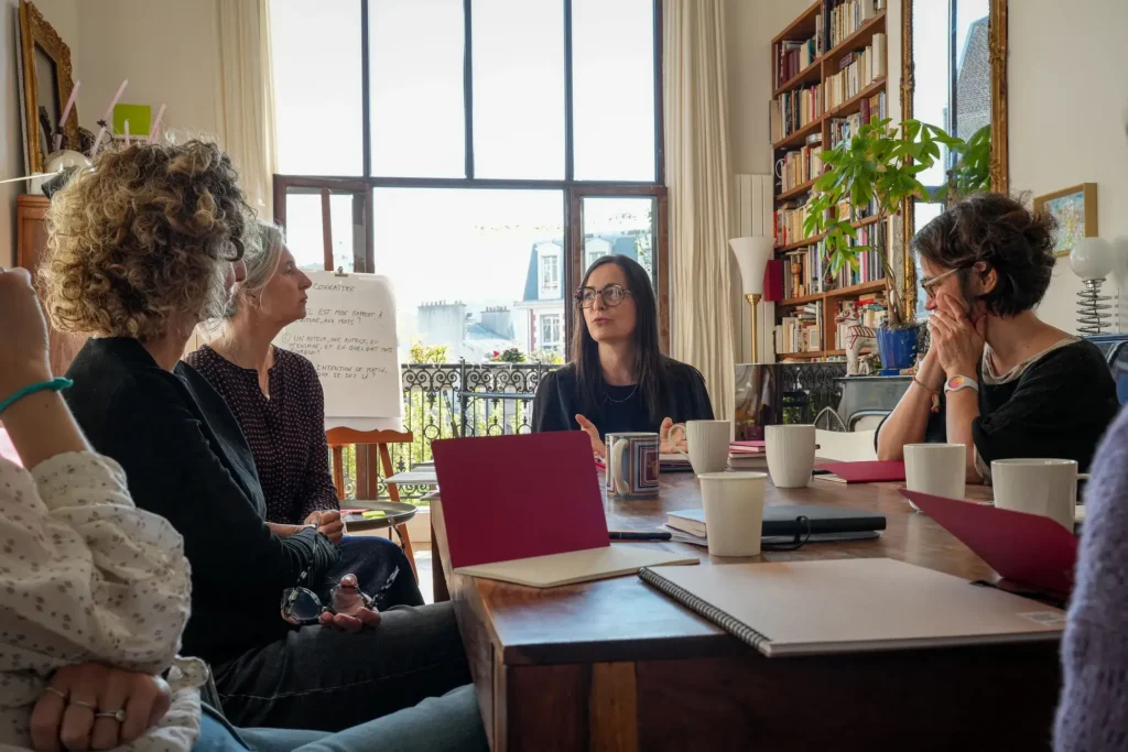 Atelier voix dans le cadre d'un coaching en leadership : photo d'un groupe de personnes en cercle avec une chanteuse lyrique