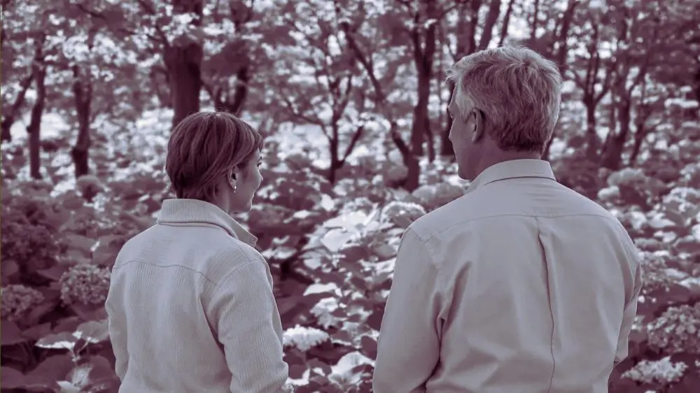 coaching en nature : image d'un coach et de la personne accompagnée en forêt, de dos