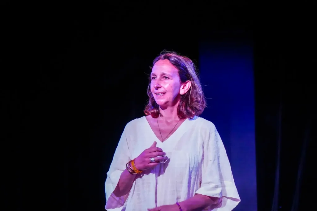 Atelier d'impro dans le cadre d'un coaching de leadership : photo d'une femme prenant la parole en public