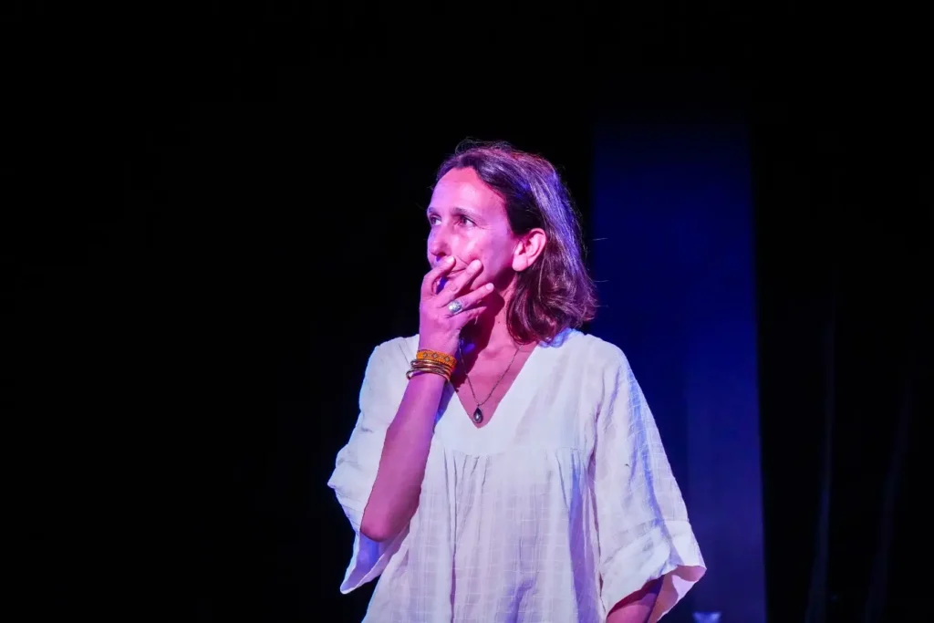 Personne sur scène lors d'un exercice d'expression scénique favorisant la confiance en soi et l'affirmation de soi dans un accompagnement en coaching.