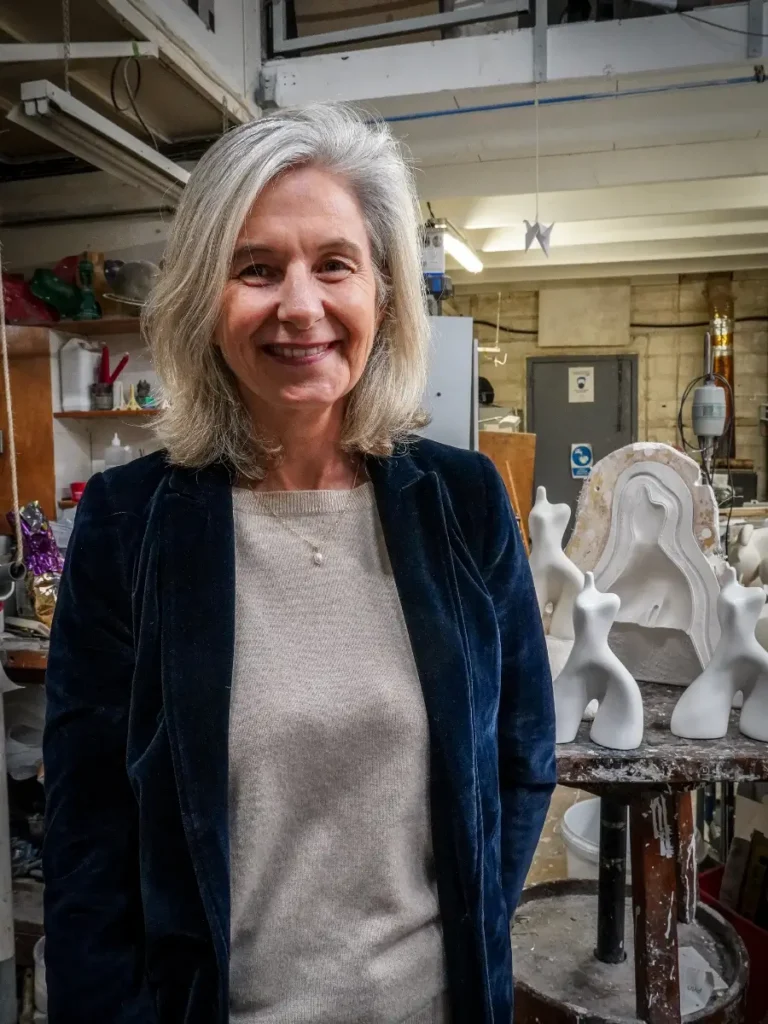 Catherine Chavigny dans son atelier de sculpture, illustrant la place de l'expression artistique dans son approche du coaching.