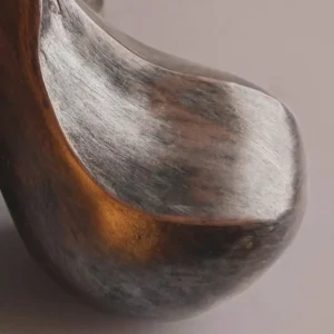 Gros plan d'une sculpture biomorphique de 3 gouttes d'eau réalisée en terre cuite par Catherine Chavigny.