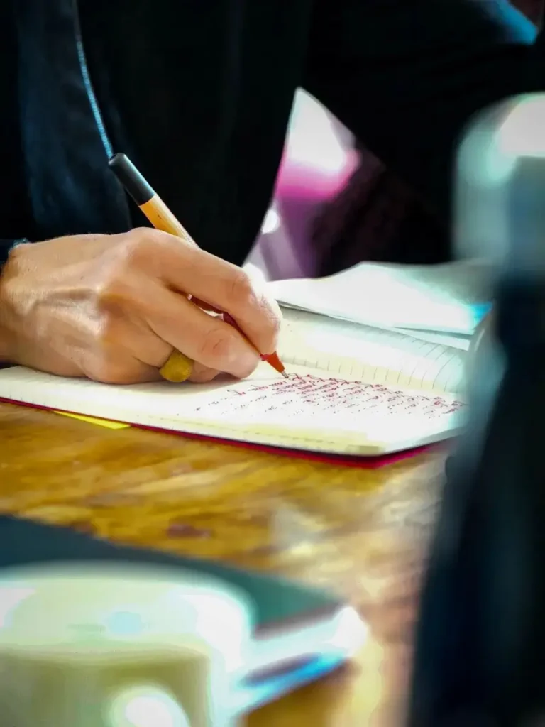 L'écriture utilisée comme support de coaching pour favoriser la réflexion, la prise de conscience et l'expression de soi.
