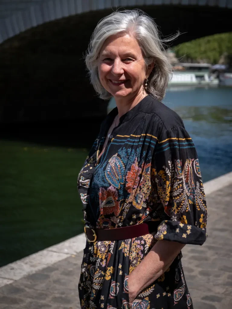 Portrait de Catherine Chavigny en extérieur, coach professionnelle accompagnant dirigeants, entrepreneurs et équipes dans leurs transformations.