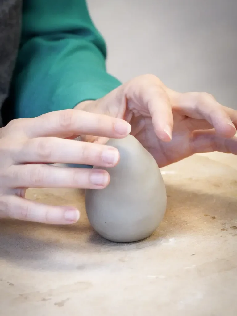 La sculpture utilisée comme support de coaching pour développer la créativité, prendre du recul et accompagner la transformation.