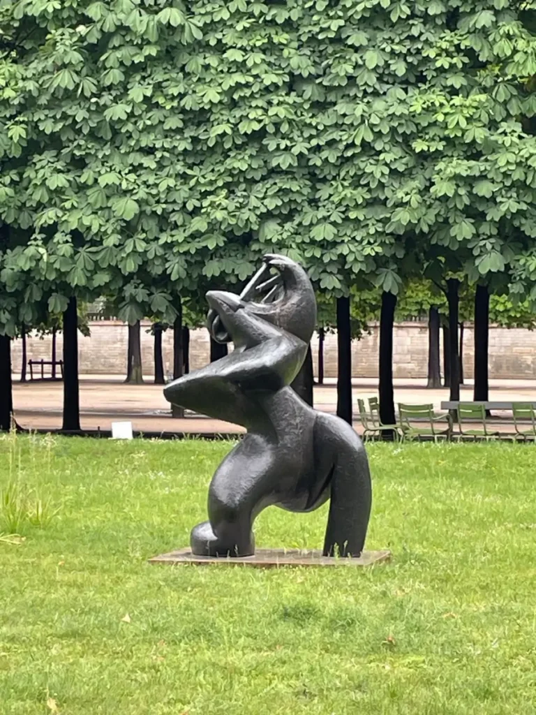 Sculpture installée dans un parc, illustrant la place de l'art et de la nature comme leviers de transformation personnelle.