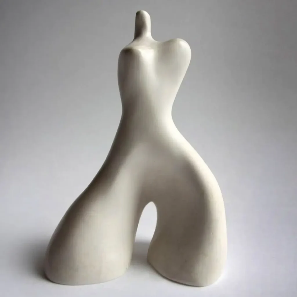 Sculpture en argile réalisée par Catherine Chavigny qui exprime la féminité puissante dans toute sa force intérieure.