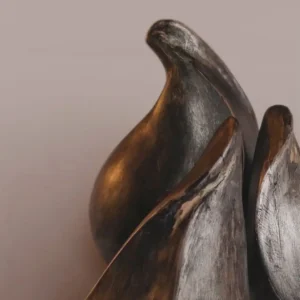 Sculpture biomorphioque de 3 gouttes d'eau en terre cuite inspirée par la nature et réalisée par Catherine Chavigny.