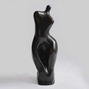Sculpture en bronze noir de Catherine Chavigny représentant une figure féminine aux formes épurées.