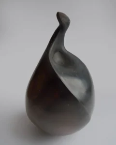 Sculpture en terre cuite patinée de Catherine Chavigny évoquant une graine qui s’ouvre.