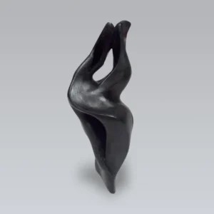 sculpture en terre cuite patinée de Catherine Chavigny représentant deux êtres réunis dans une étreinte.